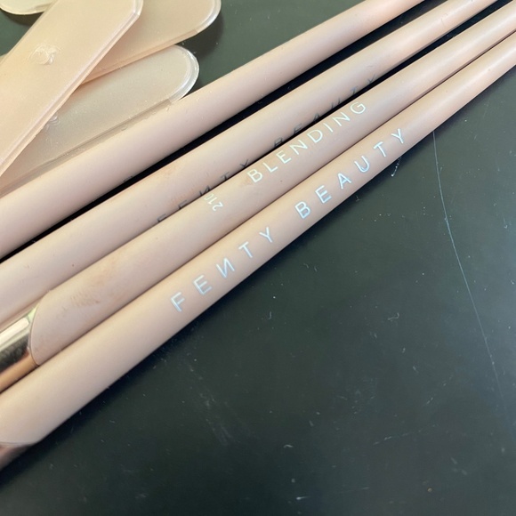 Fenty eyeshadow brushes - Picture 3 of 5